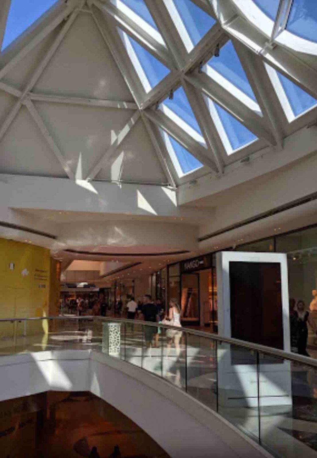 Grand centre commercial couvert avec parking gratuit  Marseille 13016  Centre commercial Grand littoral