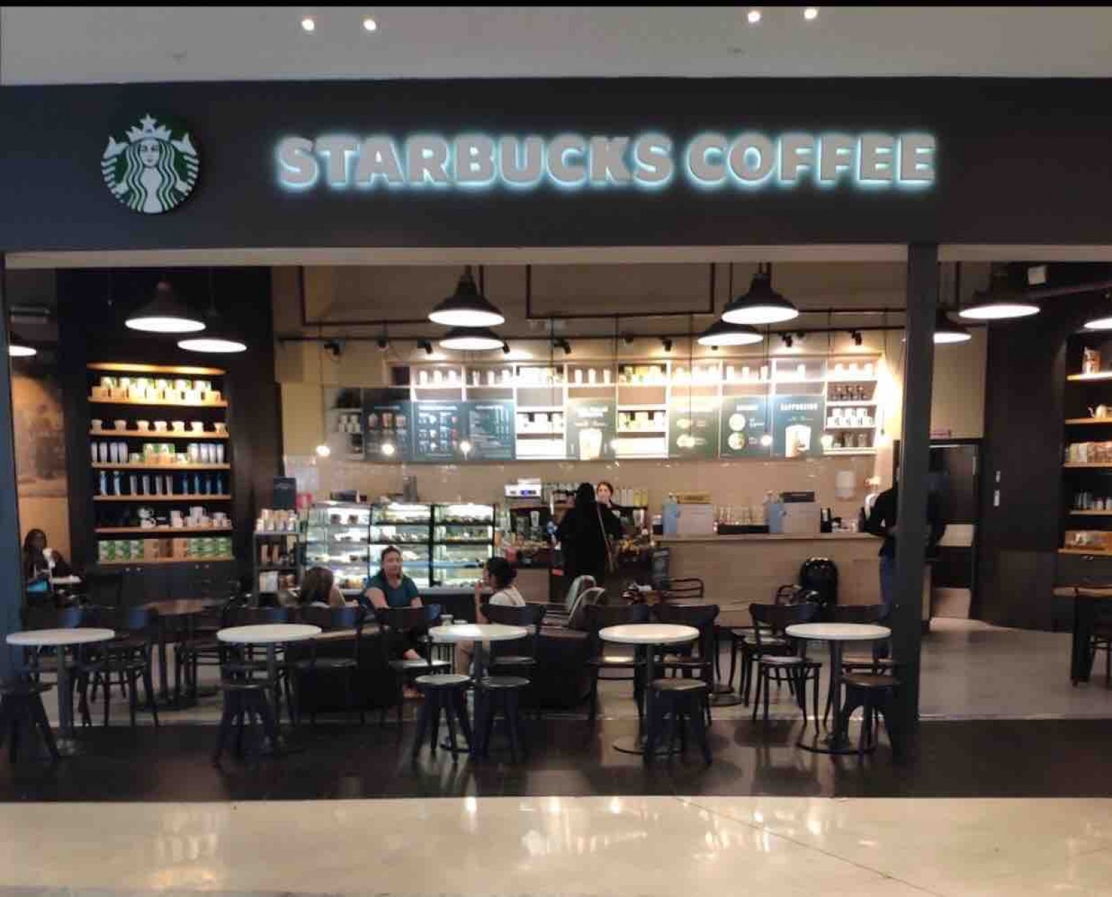 café d’origine américaine  Marseille centre commercial grand littoral  starbucks caffee 