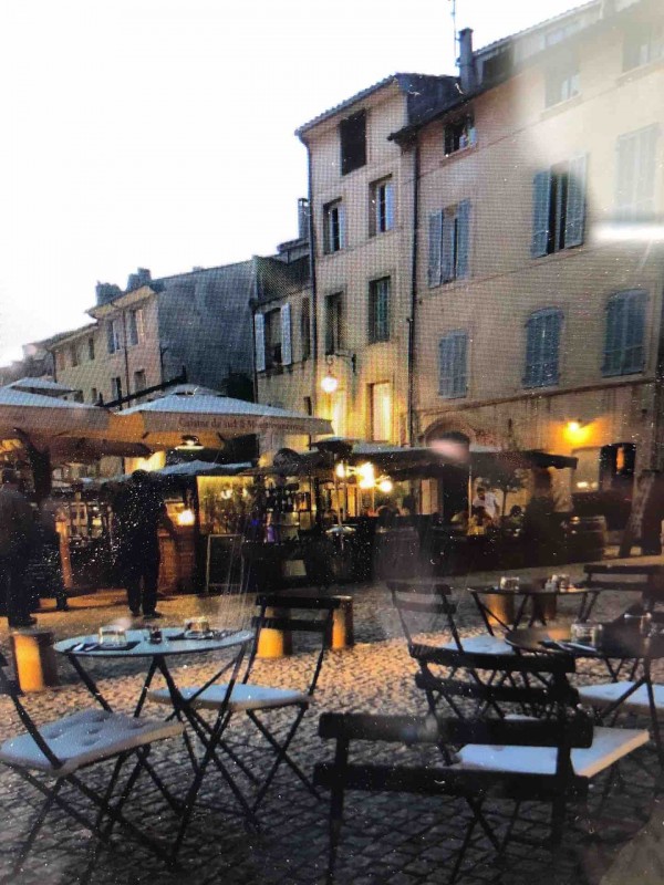 Restaurant et Brasserie branchée  avec belle terrasse ensoleillée sur la place des cardeurs  aix en Provence proche de Marseille  Caffé des Cardeurs
