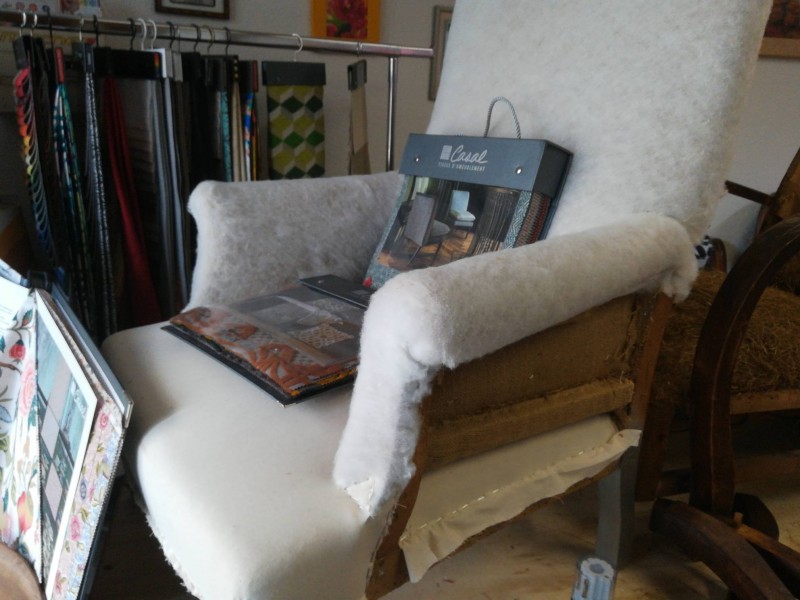 Restauration rénovation d'un fauteuil voltaire tissu d'ameublement Nîmes à côté de Arles