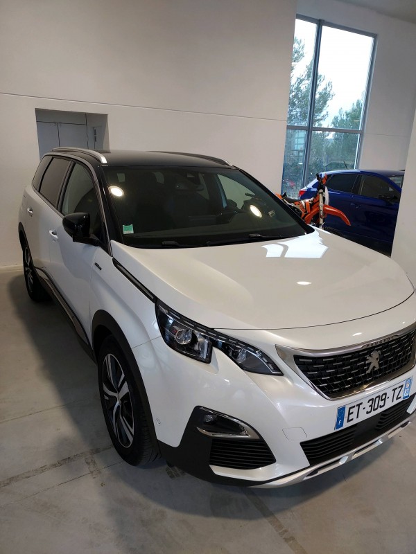 Concession multimarque pour la vente d'un Peugeot 5008 édition GT Line de l'année 2018 couleur blanc nacré 38000 km à Aubagne proche de Marseille